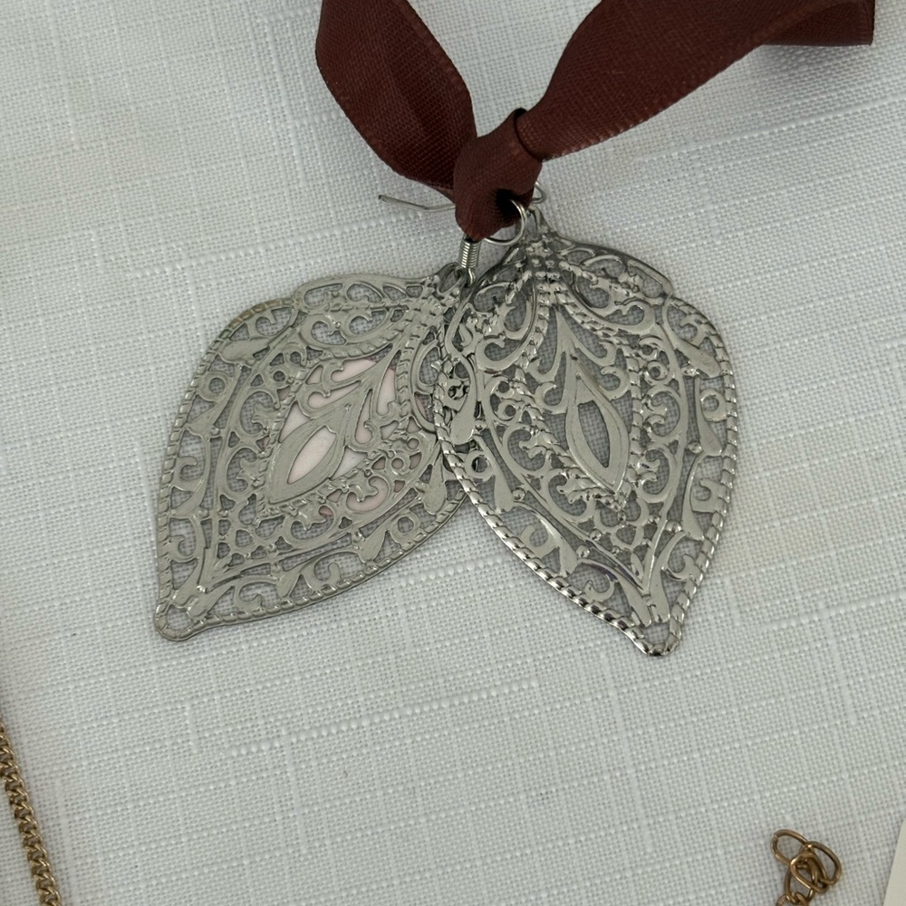 Elegant Silver Leaf Pendant Earring